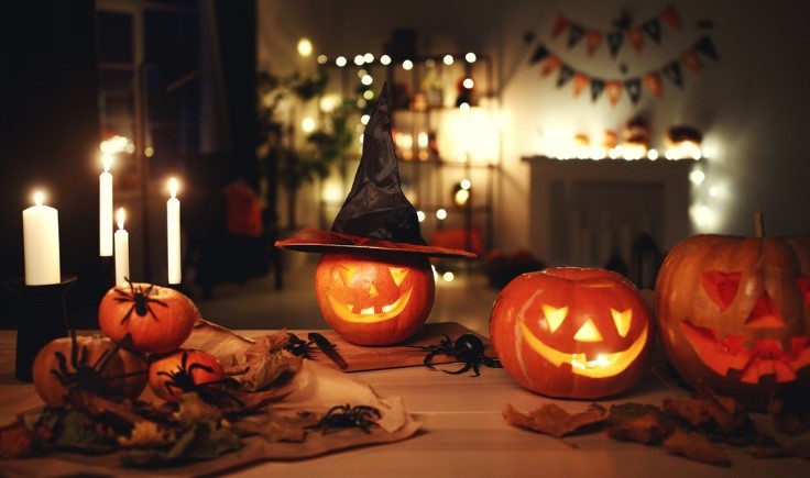 halloween decorations with jack-o-lanterns on table